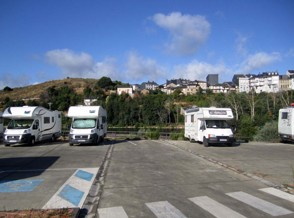 Estacionar y pernoctar con autocaravana en España